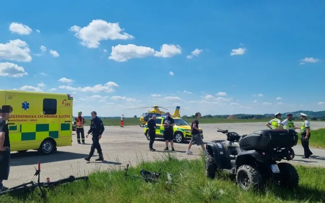 Na letišti ve Všechově se těžce zranil řidič čtyřkolky, při pádu neměl helmu