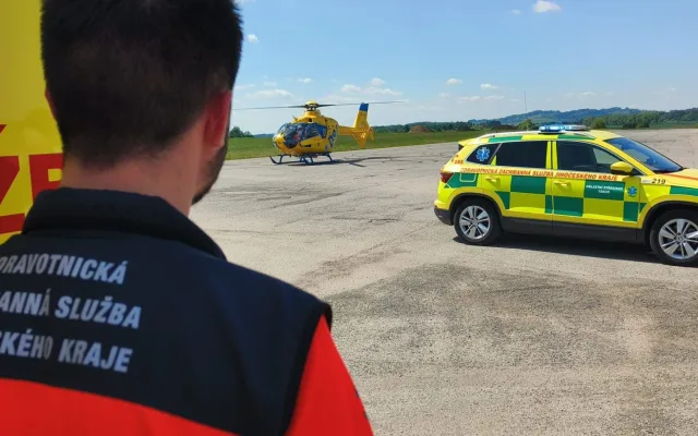 Na letišti ve Všechově se těžce zranil řidič čtyřkolky, při pádu neměl helmu