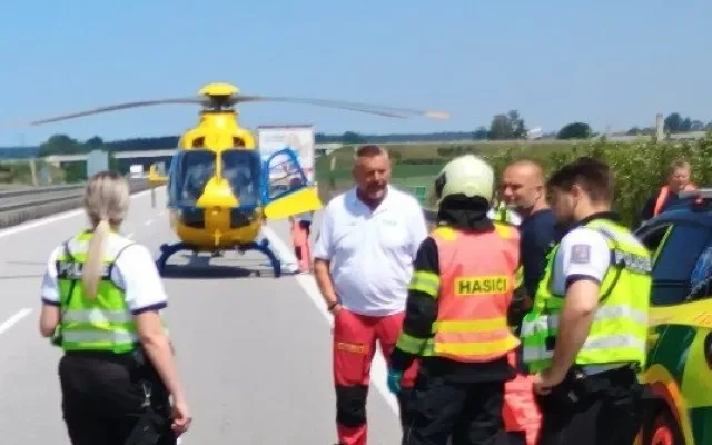 Nehoda auta a nákladního vozu uzavřela D3 na Prahu, na místě zasahuje vrtulník