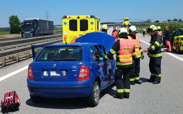Nehoda auta a nákladního vozu uzavřela D3 na Prahu, na místě zasahuje vrtulník