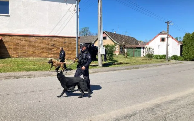 Pohřešovaného seniora našel v lese dobrovolný hasič. Uvízl tam po nehodě na vozítku