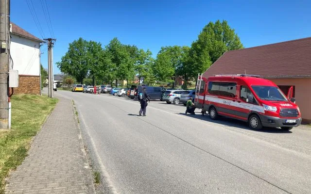 Pohřešovaného seniora našel v lese dobrovolný hasič. Uvízl tam po nehodě na vozítku