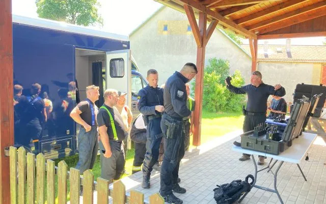 Pohřešovaného seniora našel v lese dobrovolný hasič. Uvízl tam po nehodě na vozítku