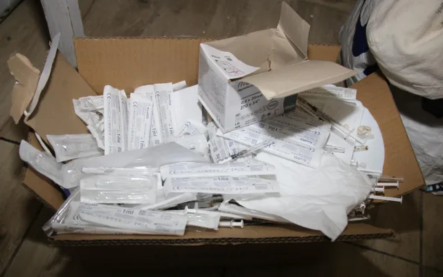 Heroin vyráběli v pronajatých prostorách. Kriminalisté dvojici sledovali čtyři měsíce