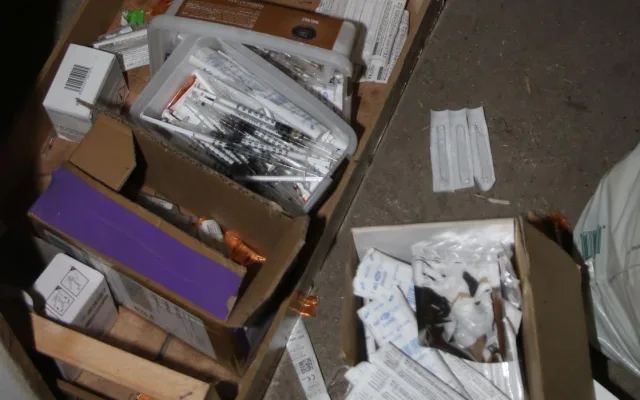 Heroin vyráběli v pronajatých prostorách. Kriminalisté dvojici sledovali čtyři měsíce