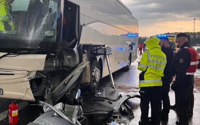 U Boršova se srazil autobus a auto, na místě je více než deset zraněných