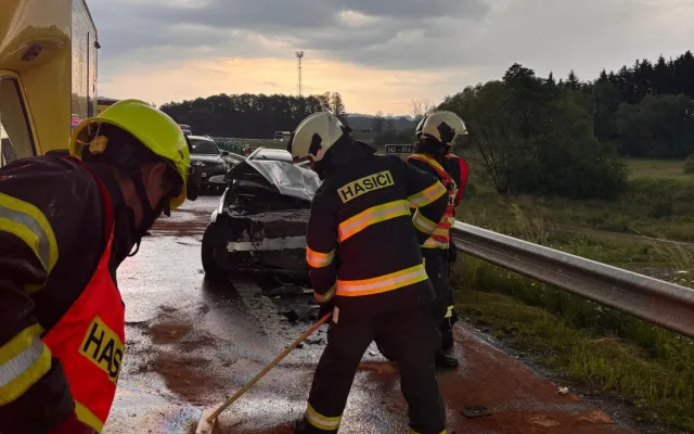 U Boršova se srazil autobus s autem, na místě je více než deset zraněných