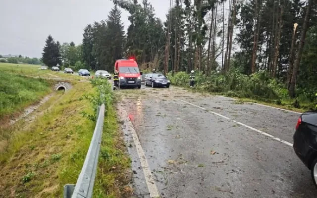 Bouřky udeřily naplno. Hasiči řešili přes sto zásahů za hodinu, místy nešel proud
