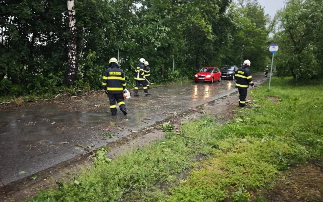 Bouřky udeřily naplno. Hasiči řešili přes sto zásahů za hodinu, místy nešel proud