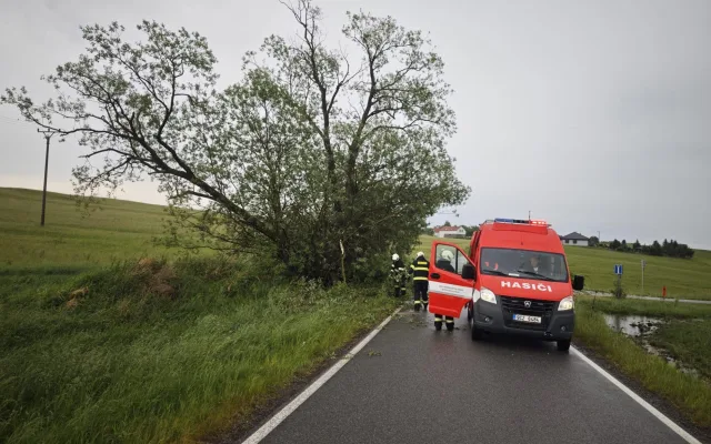 Bouřky udeřily naplno. Hasiči řešili přes sto zásahů za hodinu, místy nešel proud