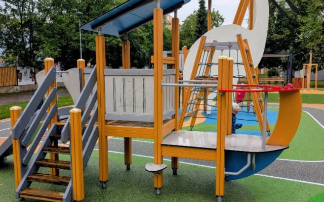 Na Vltavě otevřeli nové hřiště za devět milionů. Nechybí pumptrack ani workout
