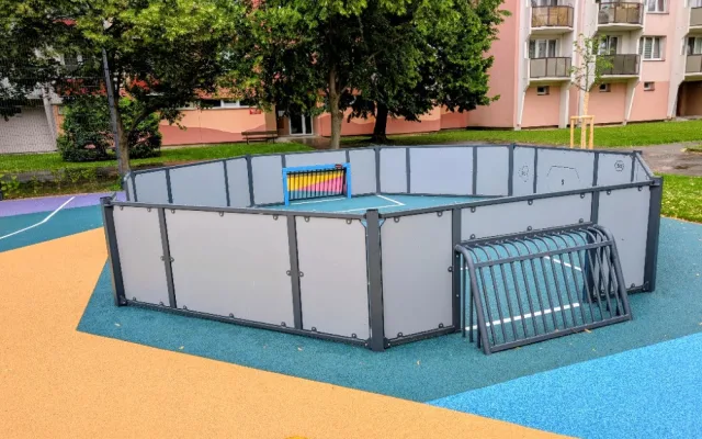 Na Vltavě otevřeli nové hřiště za devět milionů. Nechybí pumptrack ani workout