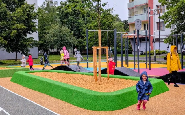 Na Vltavě otevřeli nové hřiště za devět milionů. Nechybí pumptrack ani workout