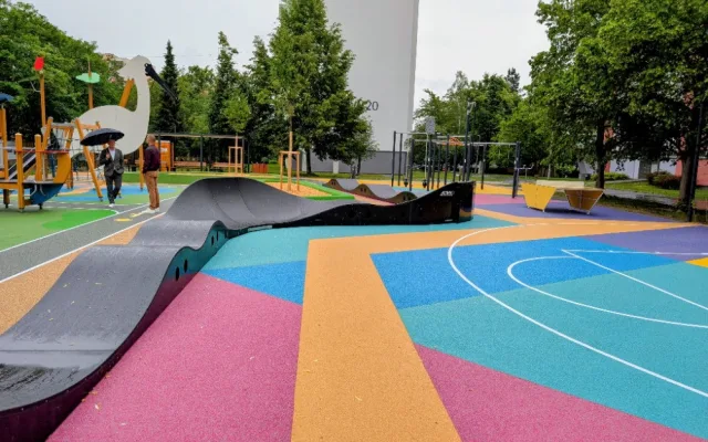 Na Vltavě otevřeli nové hřiště za devět milionů. Nechybí pumptrack ani workout