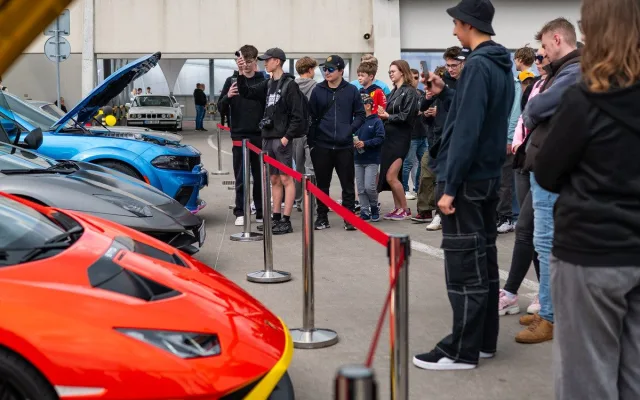 Léto na střeše IGY nabídne jógu, tuning, fitness i bojové sporty.
