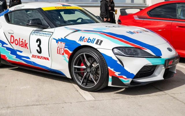 Léto na střeše IGY nabídne jógu, tuning, fitness i bojové sporty.