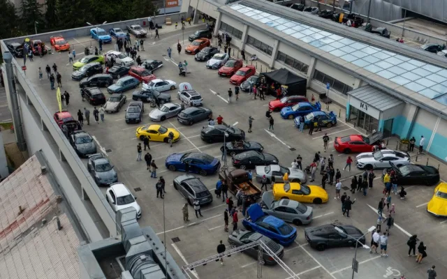 Léto na střeše IGY nabídne jógu, tuning, fitness i bojové sporty