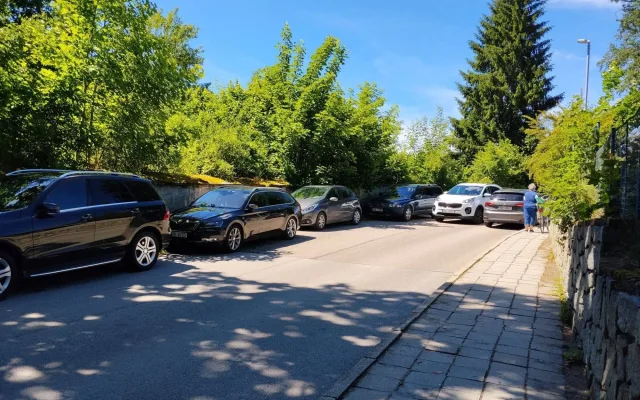 V Chlumu otevřel kontroverzní Svět Obrů. Ulice zaplnila auta, internet falešné recenze