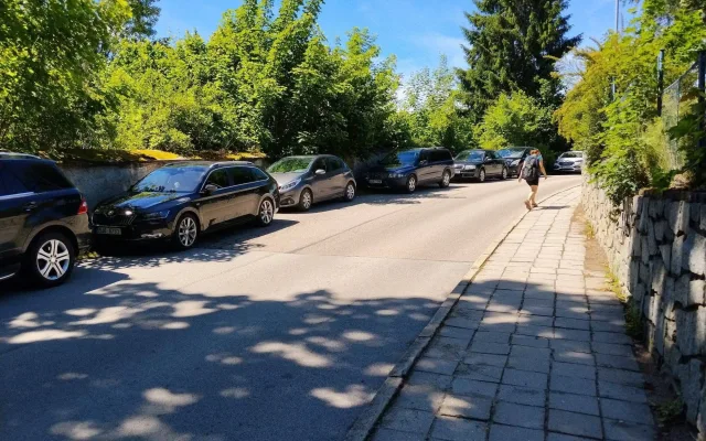 V Chlumu otevřel kontroverzní Svět Obrů. Ulice zaplnila auta, internet falešné recenze
