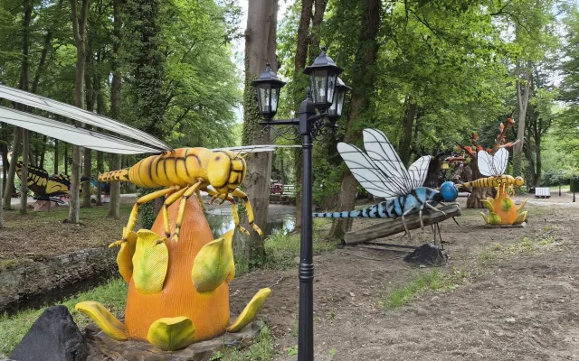 V Chlumu otevřel kontroverzní Svět Obrů. Ulice zaplnila auta, internet falešné recenze