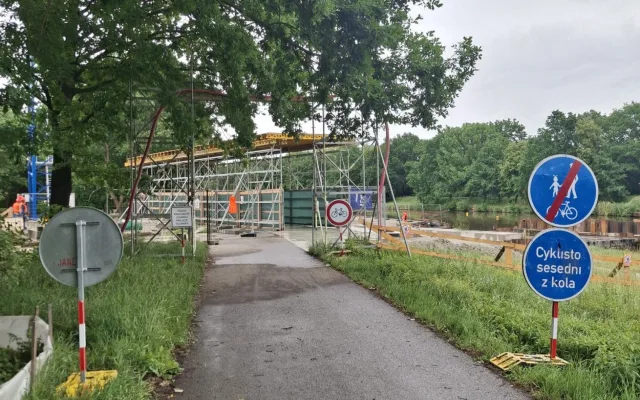 Cyklisty mezi Budějcemi a Hlubokou chrání nový tunel, brzy povede pod přemostěním