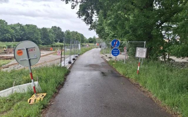 Cyklisty mezi Budějcemi a Hlubokou chrání nový tunel, brzy povede pod přemostěním