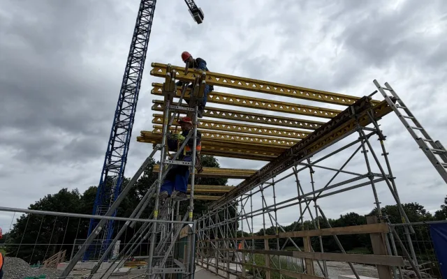 Cyklisty mezi Budějcemi a Hlubokou chrání nový tunel, brzy povede pod přemostěním