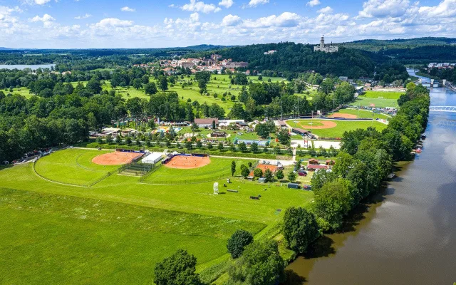 Hluboká otevřela víceúčelové hřiště a vyčíslila ekonomické přínosy sportu