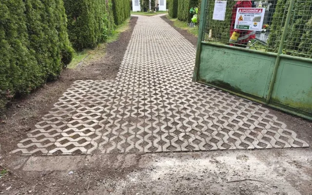 Po letech bláta a kaluží. Hřbitov v Boršově nad Vltavou má nové chodníky