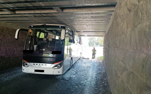 Autobus se u Dolního Dvořiště zasekl pod viaduktem. Řidič nerespektoval značení