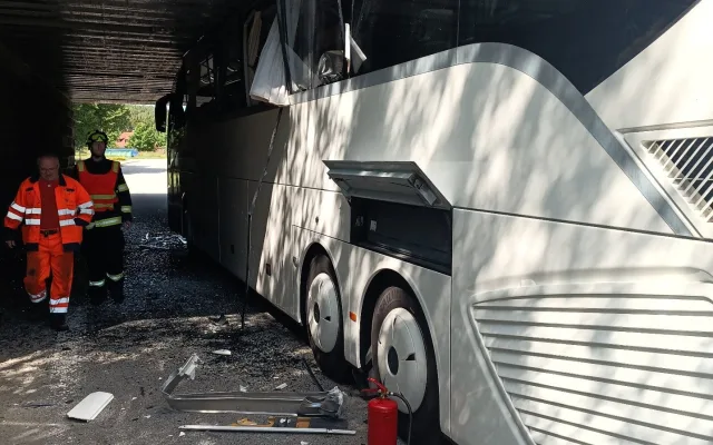 Autobus se u Dolního Dvořiště zasekl pod viaduktem. Řidič nerespektoval značení