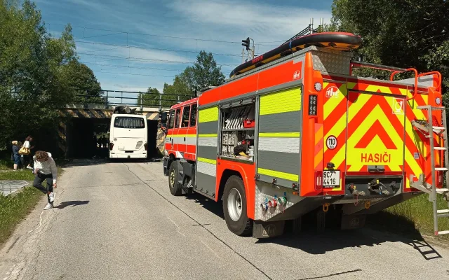 Autobus se u Dolního Dvořiště zasekl pod viaduktem. Řidič nerespektoval značení