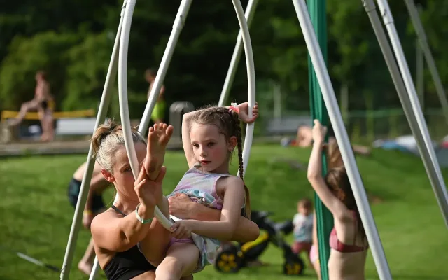 Ohňová show, akrobaté i koupání. Volyňské koupaliště ožije festivalem Art Camp
