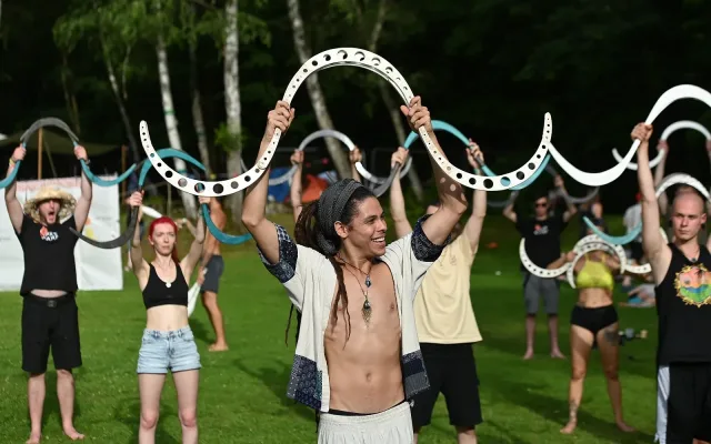 Ohňová show, akrobaté i koupání. Volyňské koupaliště ožije festivalem Art Camp