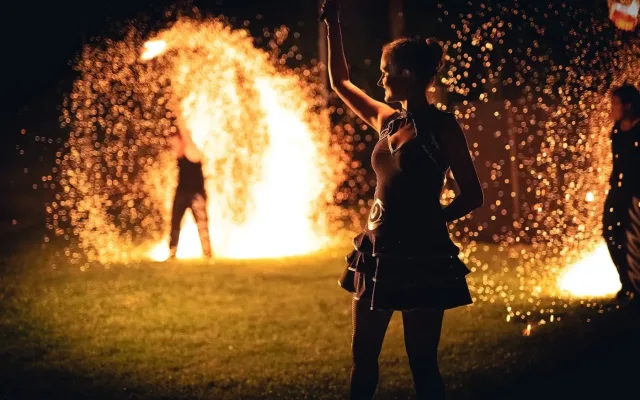 Ohňová show, akrobaté i koupání. Volyňské koupaliště ožije festivalem Art Camp