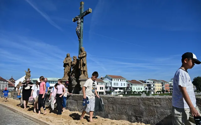 Místo dlažby písek. Nejstarší kamenný most v Česku se proměnil v pláž