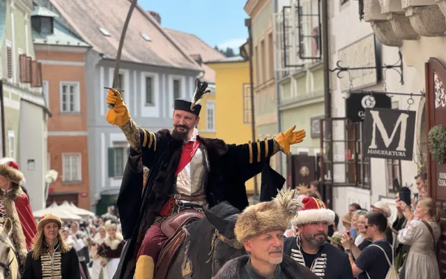 Historické kostýmy, šerm a tropické vedro. Krumlov prožil víkend ve znamení pětilisté růže