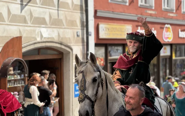 Historické kostýmy, šerm a tropické vedro. Krumlov prožil víkend ve znamení pětilisté růže