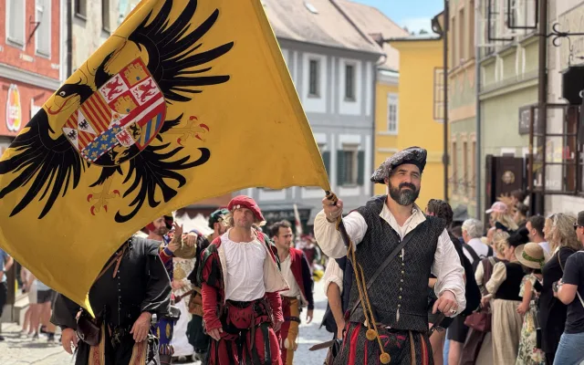 Historické kostýmy, šerm a tropické vedro. Krumlov prožil víkend ve znamení pětilisté růže