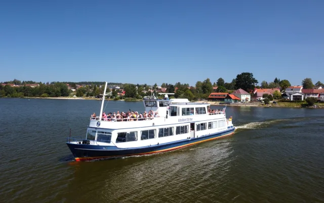 Na Lipno trochu jinak. Lodní výlet nabídne výhledy, zážitky i chvíli klidu.
