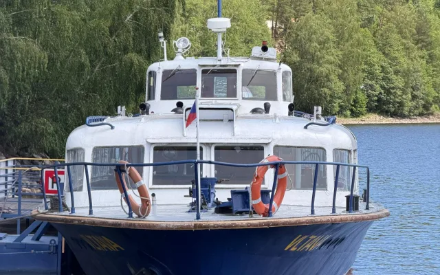 Na Lipno trochu jinak. Lodní výlet nabídne výhledy, zážitky i chvíli klidu