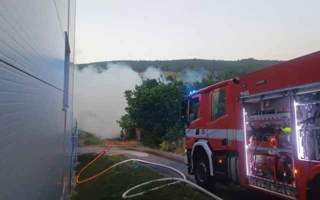 V Prachaticích hořela truhlárna a sklad dřeva, jeden hasič zkolaboval