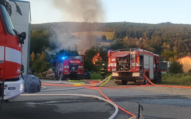 V Prachaticích hořela truhlárna a sklad dřeva, jeden hasič zkolaboval