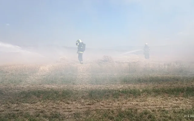 Požár pole na Strakonicku zaměstnal několik jednotek hasičů