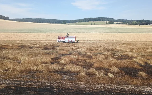 Požár pole na Strakonicku zaměstnal několik jednotek hasičů