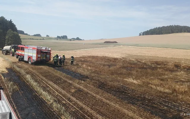 Požár pole na Strakonicku zaměstnal několik jednotek hasičů