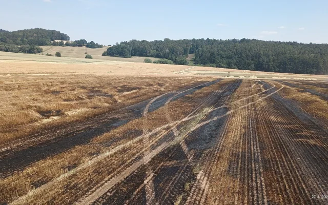 Požár pole na Strakonicku zaměstnal několik jednotek hasičů