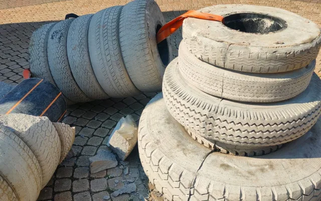 Nepozorný řidič nacouval do uměleckého díla v Budějcích, škoda je tři sta tisíc