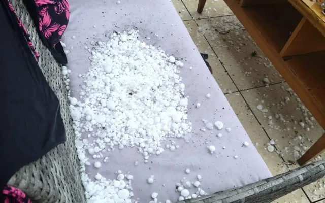 Kroupy jako pingpongové míčky. Silné bouřky na jihu Čech zastavily i vlaky