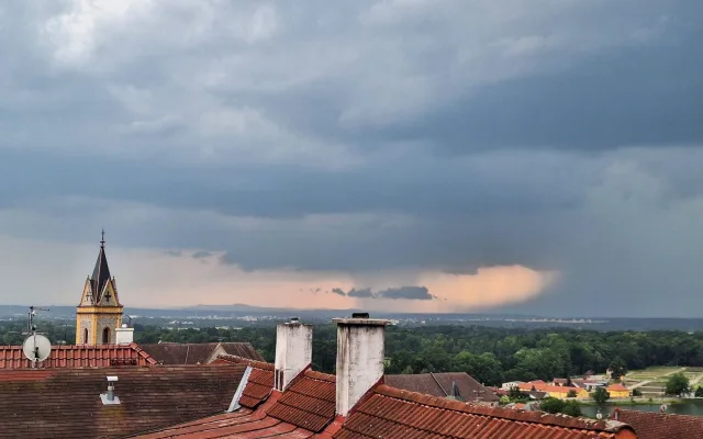Kroupy jako pingpongové míčky. Silné bouřky na jihu Čech zastavily i vlaky